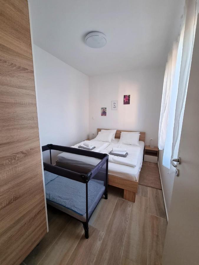 Apartments Leticia Vrsi Exterior photo